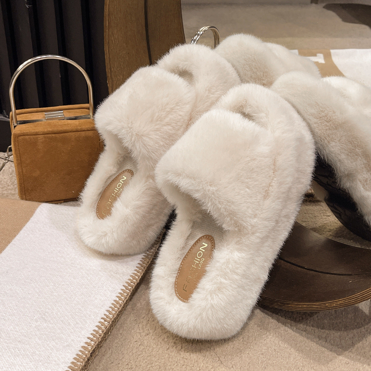 Women's Plush Slippers: Cozy Thick-Soled Home Comfort